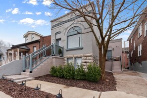 Exterior - Fun Grove Stay – Walk to Bars, Restaurants & BJC (St. Louis)