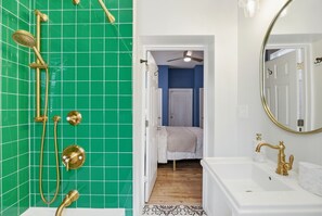 Bathroom - Fun Grove Stay – Walk to Bars, Restaurants & BJC (St. Louis)