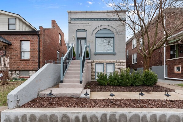 Exterior - Fun Grove Stay – Walk to Bars, Restaurants & BJC (St. Louis)