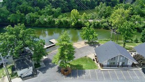 Exterior - Creekside walk to downtown, landing, king bed (Branson)