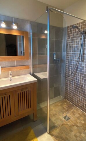 Dusche, Haartrockner, Handtücher, Seife