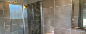 Dusche, Haartrockner, Handtücher, Seife