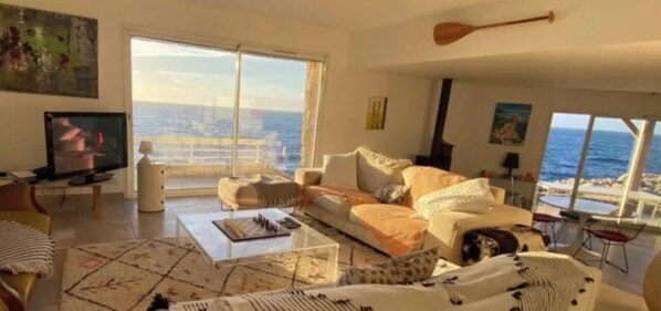 Living area - A waterfront village with a sunset (Algajola)