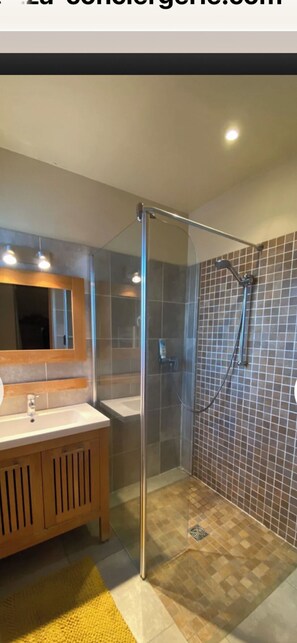 Shower, hair dryer, towels, soap - A waterfront village with a sunset (Algajola)
