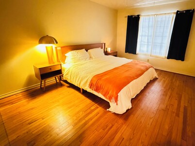 Vintage East Dallas 3 King Bed Retreat • Fire Pit • Grill Near White Rock Lake