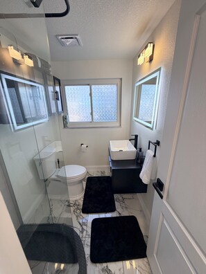 Shower, hair dryer, towels, soap - Private Remodeled 1BR Apartment Near Anschutz, DIA & Light Rail (Aurora)