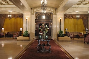A lobby with a central table, two sofas, and a chandelier. - Seattle | Peaceful Courtyard Stay | Gym + Walkable (Seattle)