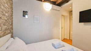 Tabla de planchar con plancha, wifi gratis y ropa de cama 