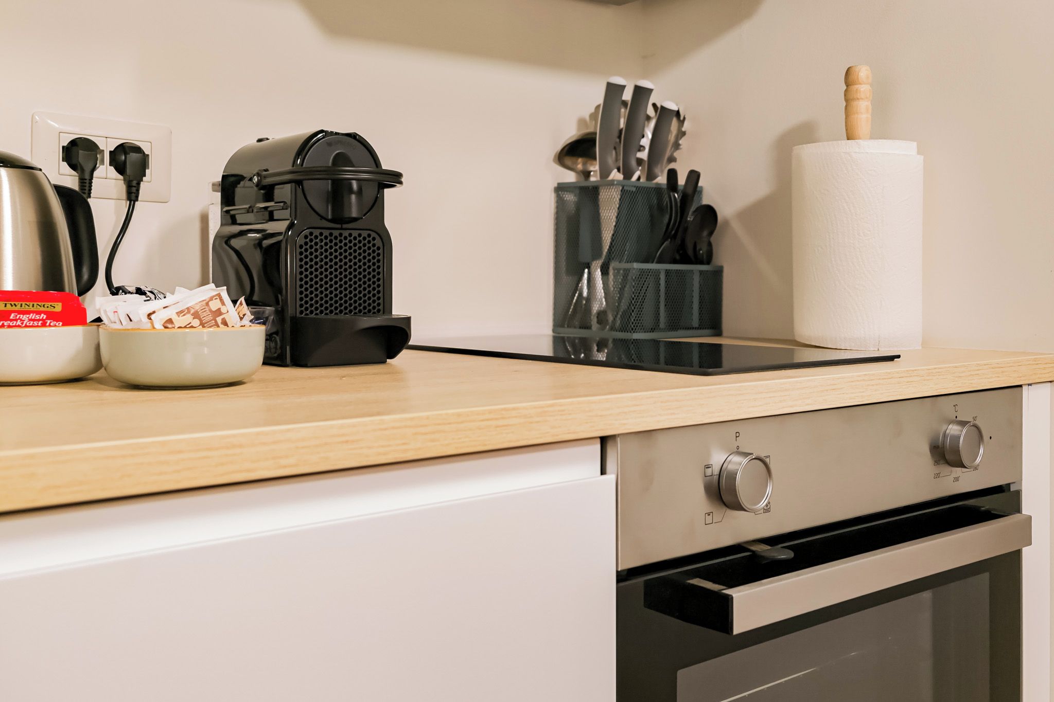 Coffee/tea maker, fridge, oven, stovetop