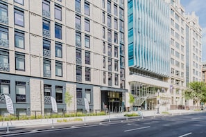 Ein modernes Gebäude, das traditionelle und zeitgenössische Architektur vereint, mit großen Fenstern und dekorativen Mustern an der Fassade.