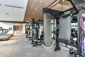 Kuntosali, jossa on juoksumattoja, painonnostolaitteita ja TRX-suspensioharjoitteluväline.