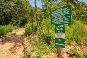 Señal del sendero Timber Walk, que indica un recorrido de 2328 metros con nivel de dificultad fácil.