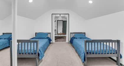 Starlight Retreat - Hot Tub - Sleeps 11 - Fast WiFi.