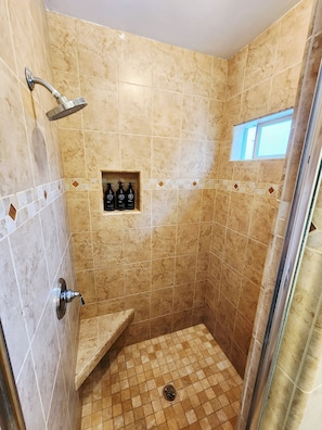 Douche, sèche-cheveux, serviettes fournies, savon