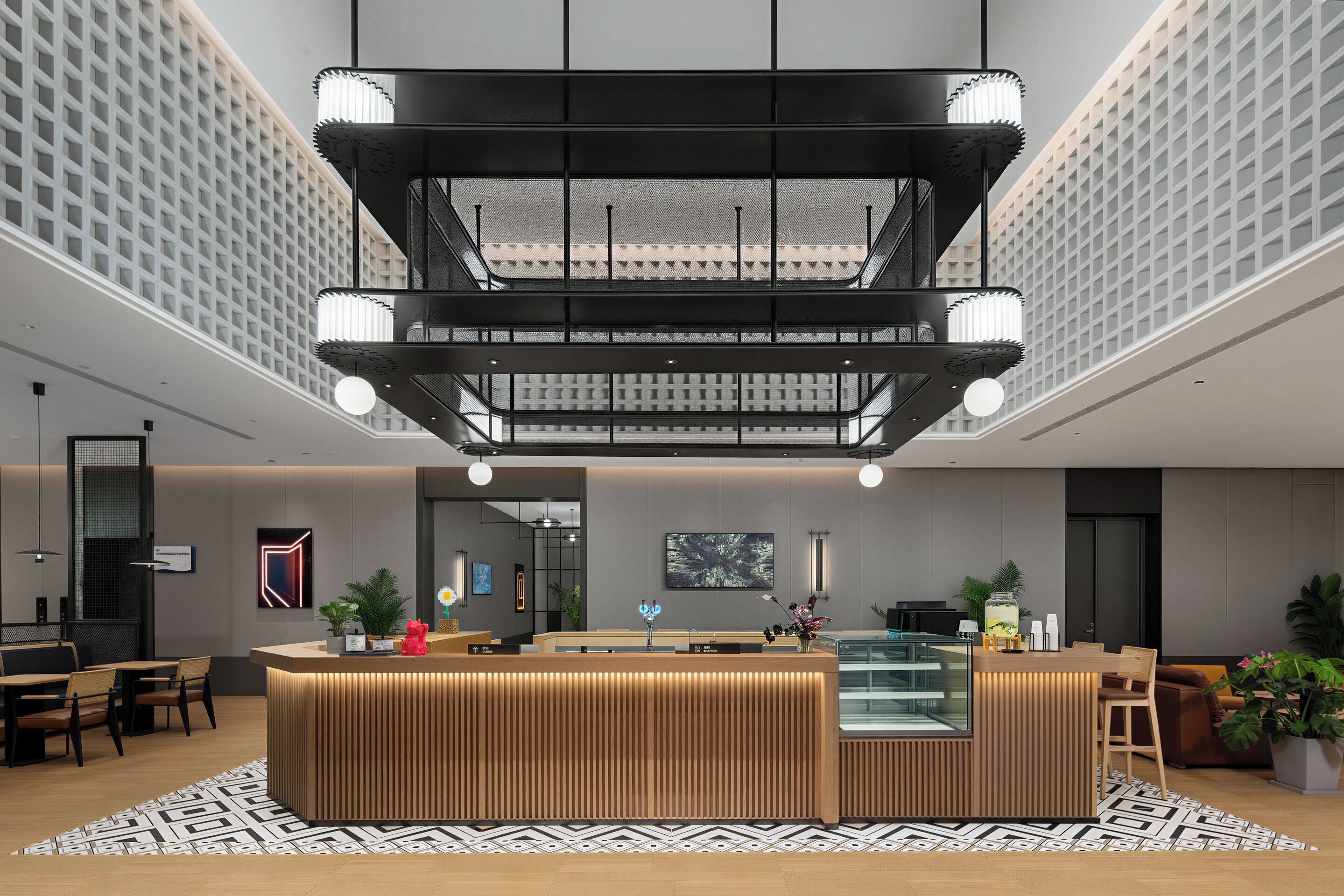 En modern receptionsdisk med träfinish, en glasvägg och en svart metallkonstruktion ovanför.