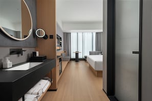 Desk, laptop workspace, blackout drapes, soundproofing - Tongpai Hotel Guangzhou Huangpu (Guangzhou)