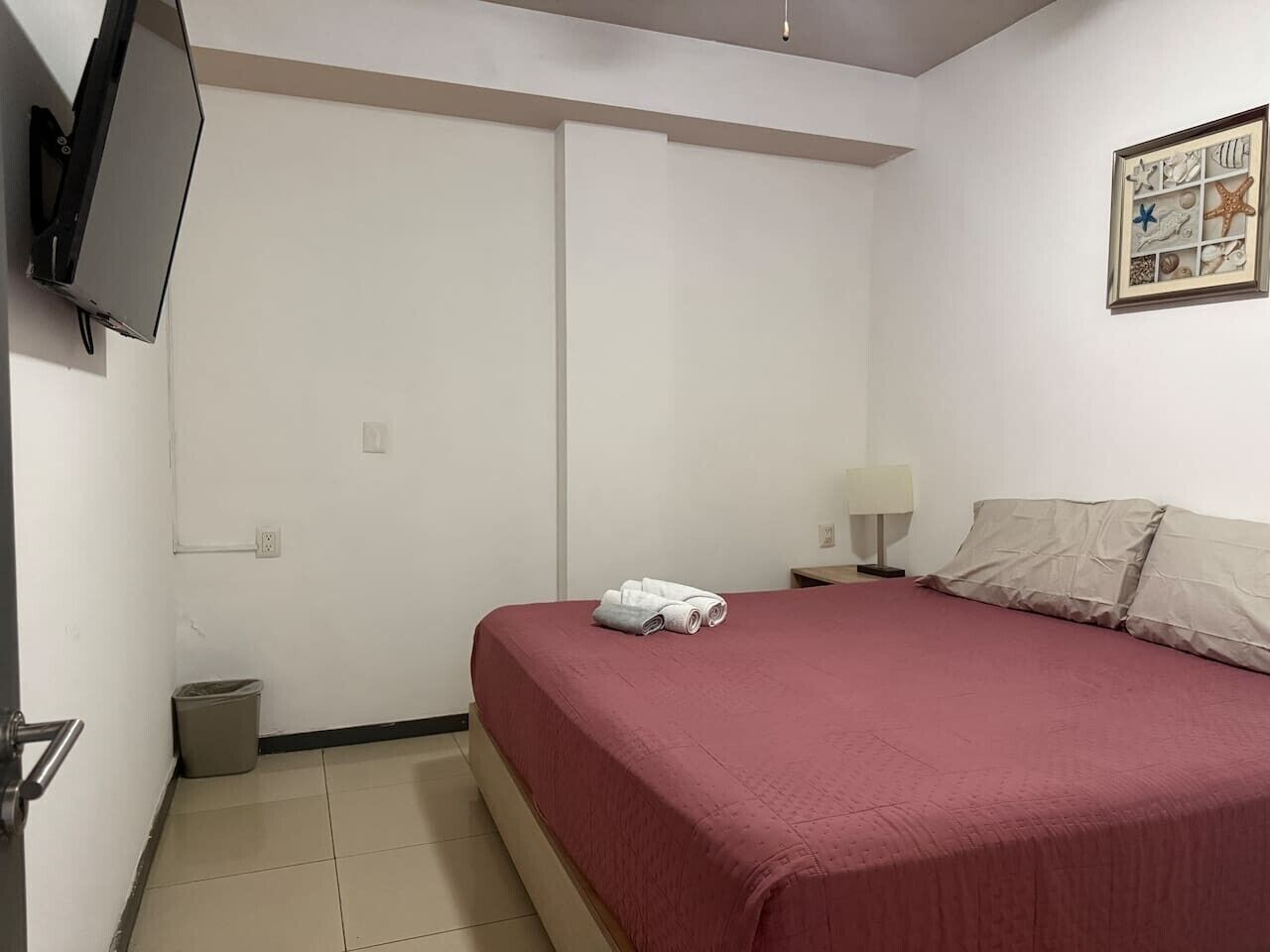 Desk, iron/ironing board, WiFi, bed sheets