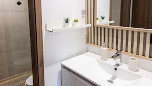 Sèche-cheveux, serviettes fournies, papier toilette