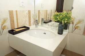 Deluxe tweepersoonskamer, voor 1 persoon, uitzicht op de stad | Badkamer | Gratis toiletartikelen, een haardroger, handdoeken, zeep