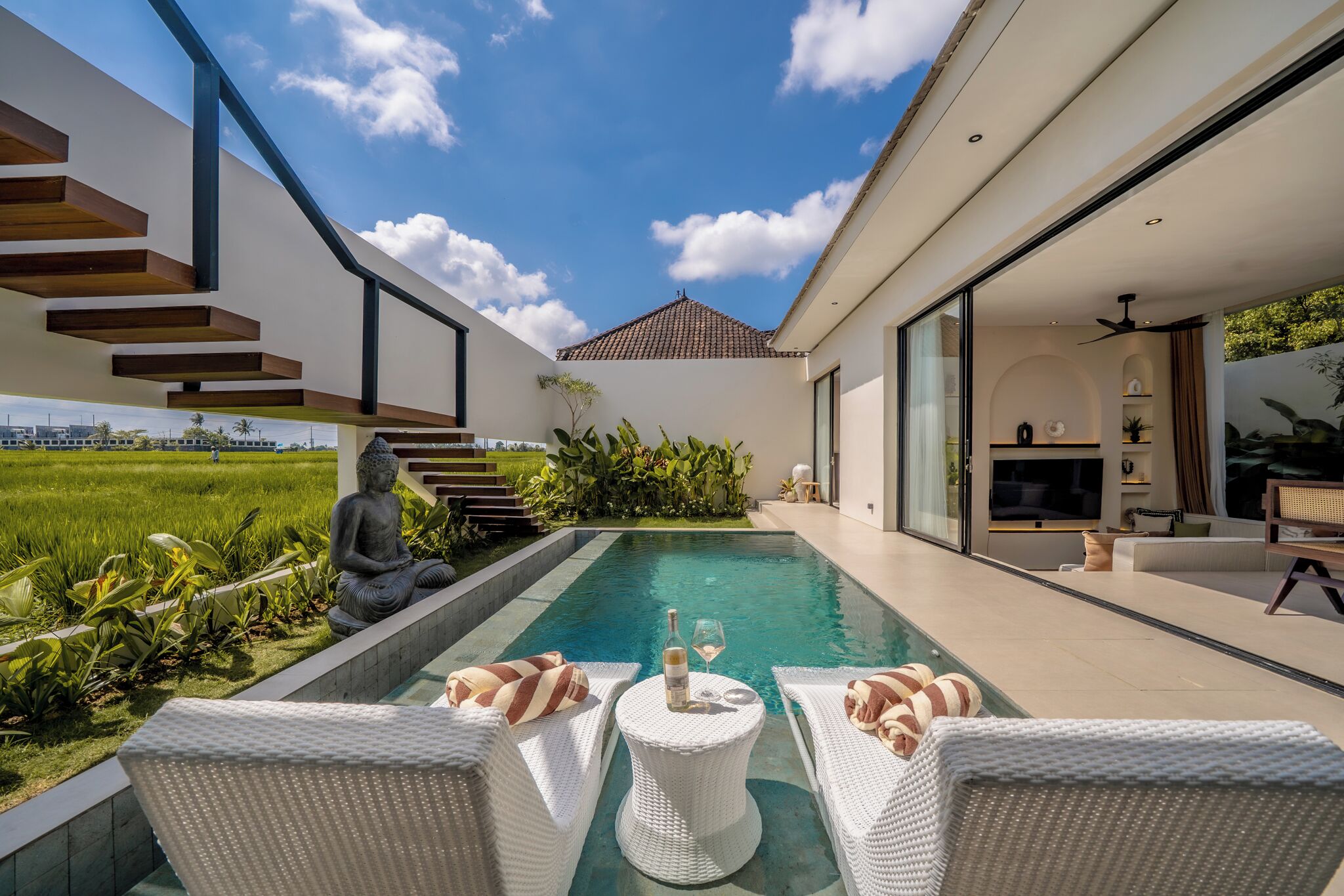 Una piscina al aire libre