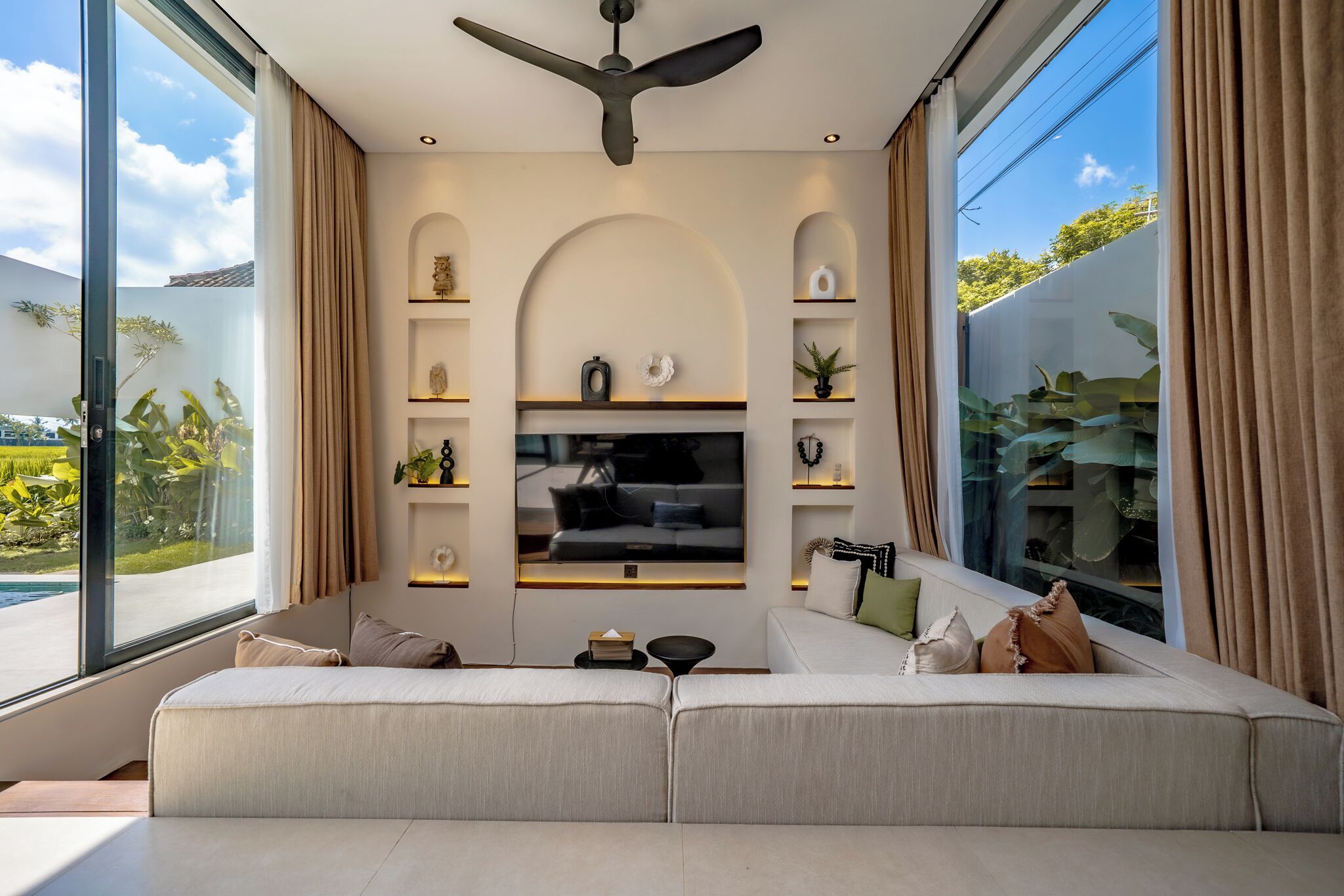 Villa Deluxe, 2 habitaciones, patio, vista a la alberca | Sala de estar | Televisión de 65 pulgadas con canales por cable 