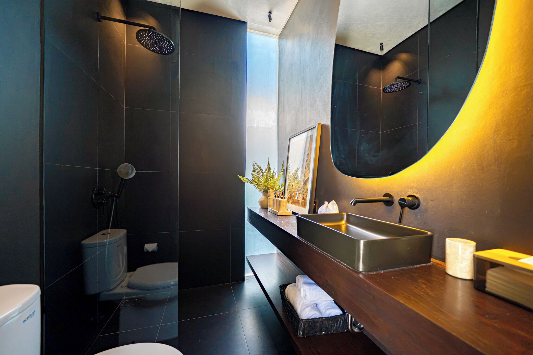 Un baño moderno con ducha, inodoro y lavabo.