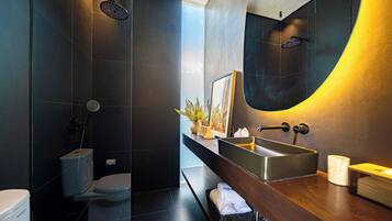 Un baño moderno con ducha, inodoro y lavabo.