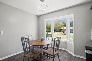 Dining - Tee & Sea | Pool, Golf & 8 Mi to Navarre Beach (Navarre)