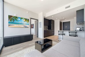 TV, offices - Stunning E11EVEN Residences Suite Rooftop Pool (Miami)