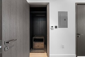Interior - E11EVEN Studio Suite with Rooftop Pool & City Views (Miami)