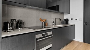 Cafetera y tetera, refrigerador, microondas y horno 