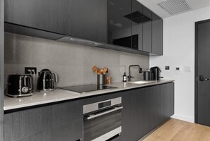 Wasserkocher mit Kaffee-/Teezubehör, Kühlschrank, Mikrowelle, Ofen