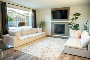 Living area - Restful Bana Resort (Marysville)