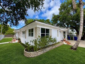 Exterior - Escape to this 3 bed/ 2 bath in el Portal, one of Miamis hidden gems. (Miami)