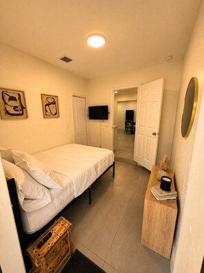 Room - Escape to this 3 bed/ 2 bath in el Portal, one of Miamis hidden gems. (Miami)