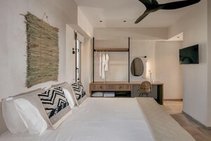 Un dormitorio moderno con una cama, una mesita de noche y un escritorio con una silla.