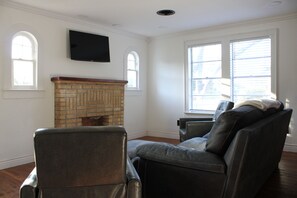 Smart TV - 7J’s on Pecan - 1 Mile from AT&T Stadium (Arlington)