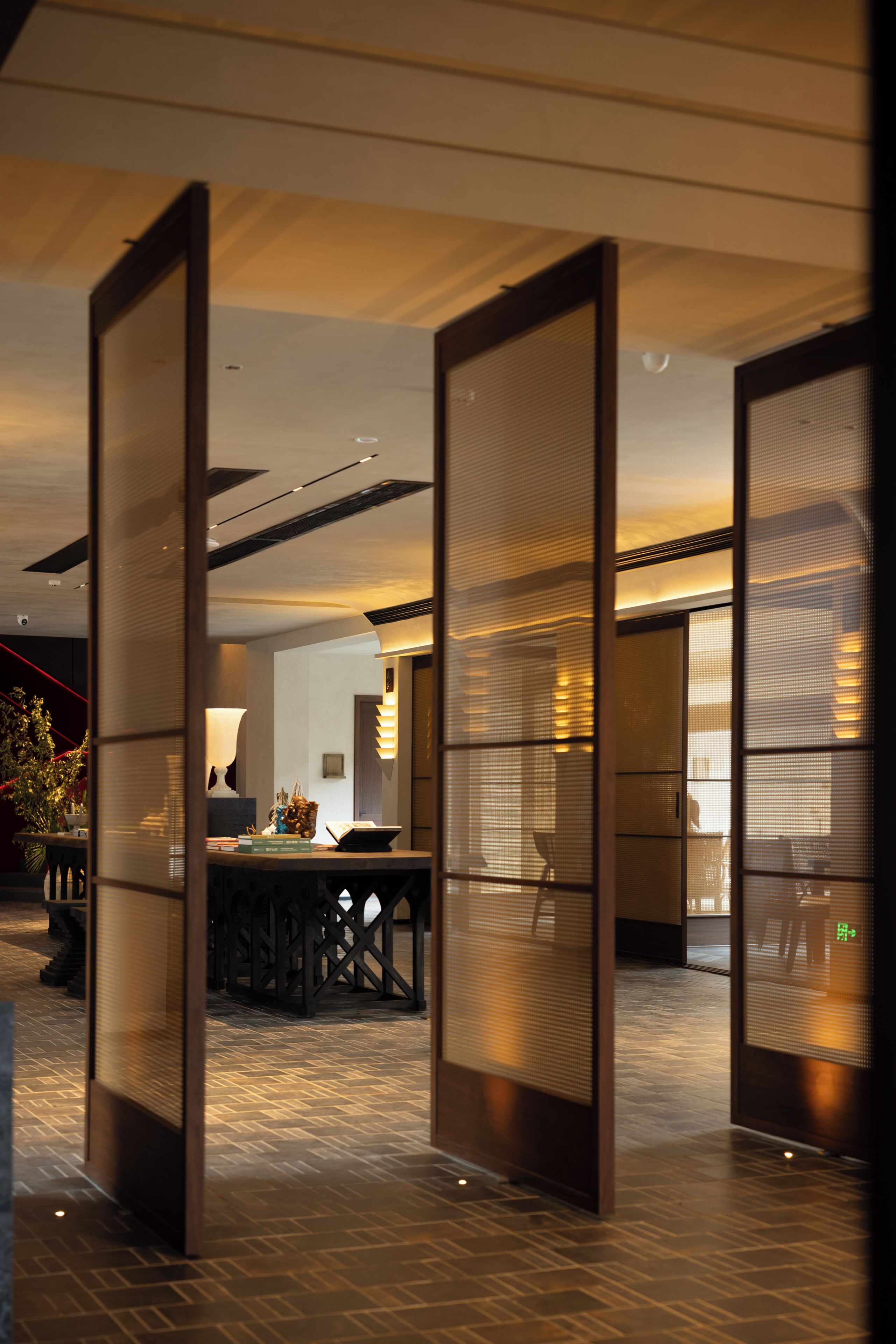 Een modern interieur met een receptiebalie, een zithoek en een scheidingswand.