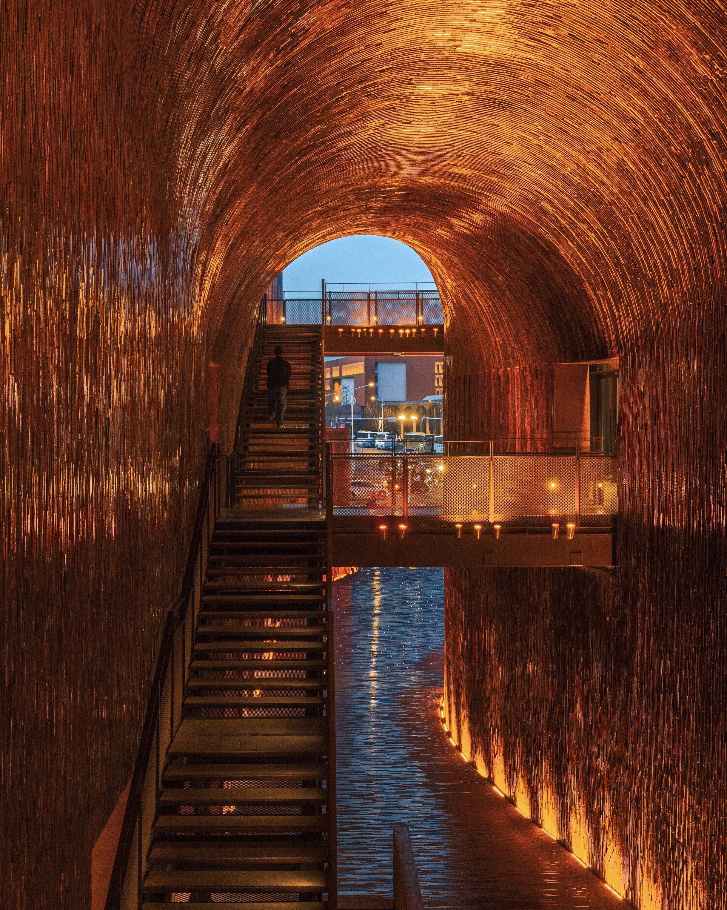 Een tunnel met een trap die naar een hoger niveau leidt.