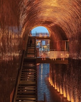 Un túnel con una escalera que conduce a un nivel superior.