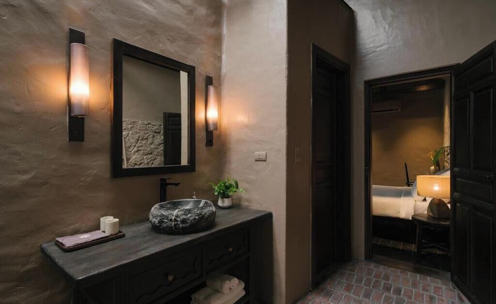 Deluxe Double Room, Pool View | Bathroom | Slippers