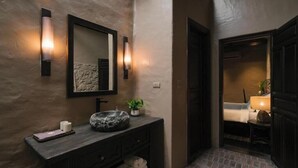 Deluxe-Doppelzimmer, Poolblick | Badezimmer | Hausschuhe