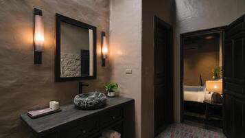 Deluxe Double Room, Pool View | Bathroom | Slippers