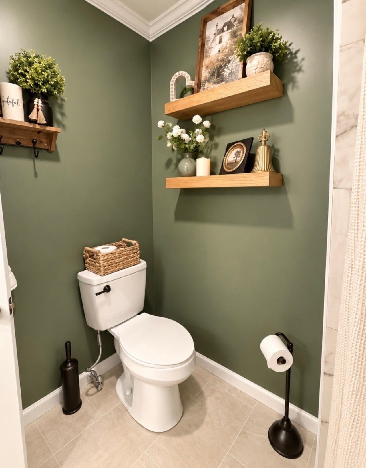 Une salle de bain équipée de toilettes, d’un bidet, d’un porte-rouleau de papier toilette et d’une étagère où sont disposés des objets décoratifs.