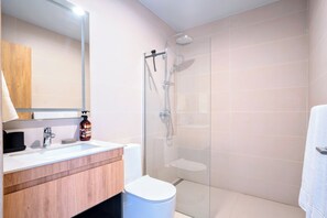 Haartrockner, Handtücher, Seife, Toilettenpapier