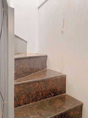 Unos escalones de granito conducen a una zona de descanso.