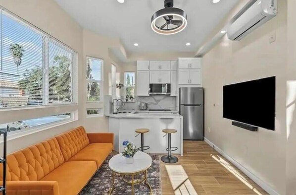 Smart TV, stereo - Brand-New Modern 3BR/3BA Private ADU • A/C • High Ceilings • Canoga Park (Los Angeles)