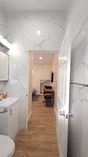 Shower, hair dryer, towels, soap - Brand-New Modern 3BR/3BA Private ADU • A/C • High Ceilings • Canoga Park (Los Angeles)