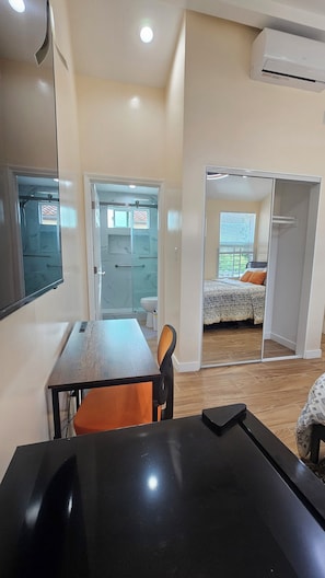 3 bedrooms, iron/ironing board, WiFi, bed sheets - Brand-New Modern 3BR/3BA Private ADU • A/C • High Ceilings • Canoga Park (Los Angeles)