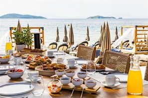 Outdoor dining - Skiathos Thalassa (Skiathos)
